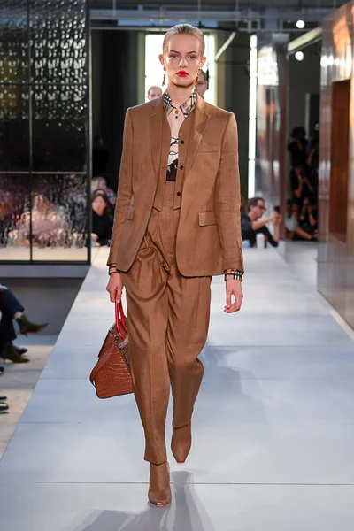 Look 32
